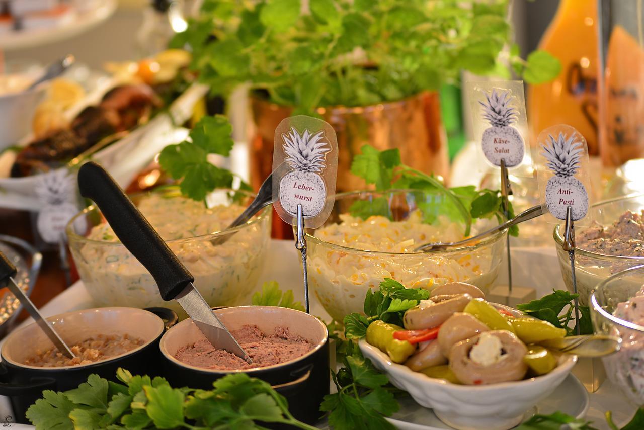 Emmerich Hotel Goerlitz Exterior photo A buffet with a selection of food